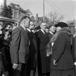 Vlissingen Bellamypark Koningin Wilhelmina spreekt met een drietal mannen, Bestanddeelnr 900-4014 photo