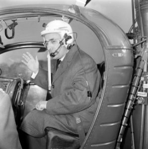 Vliegende formateur mr. Cals met helicopter naar Paleis Soestdijk , mr. Cals met, Bestanddeelnr 917-6348