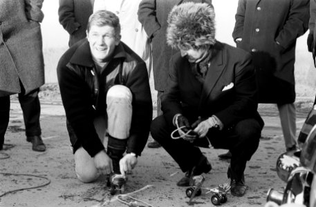 Vliegende Wim Wagenaar achter sportwagen, Wim Wagenaar voor de start (rechts To…, Bestanddeelnr 915-9565