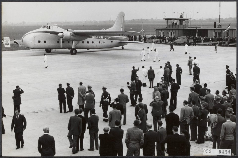 Vliegvelden, openingen, commissarissen, Briztol-Freighter, Mr Klaazenz J, Bestanddeelnr 059-0494