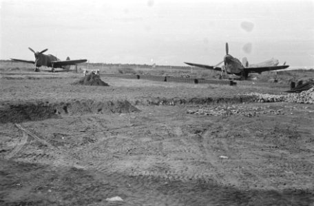 Vliegveld Kalibanteng te Semarang. Grondverzet werkzaamheden. Twee Curtiss P40 j, Bestanddeelnr 1520