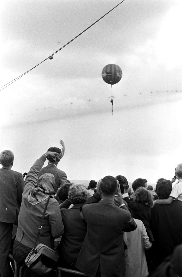 Vliegfeest op Terlet. Luchtballon, Bestanddeelnr 920-6855