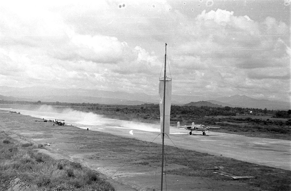Vliegveld Laha (Ambon). Een Mitchell B-25 bommenwerper landt op de airstrip, Bestanddeelnr 1421