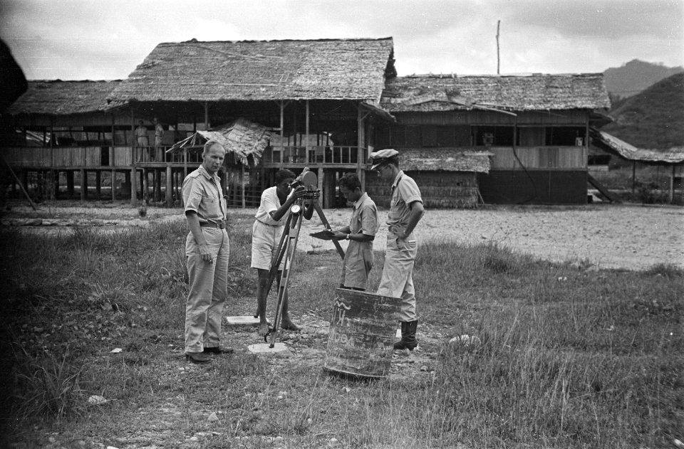 Vliegveld Laha (Ambon). Landmeters bezig met metingen, Bestanddeelnr 1483