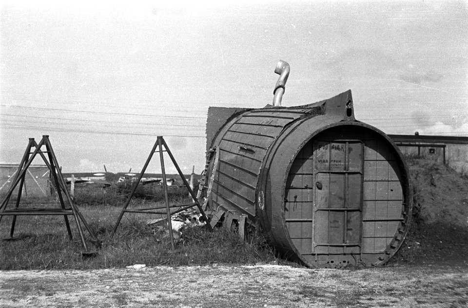 Vliegveld Kalibanteng te Semarang Prefab loods (tonvormig) Opschrift Fourier, Bestanddeelnr 1524