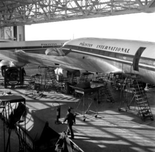 Vliegvelden, hangars, grote, interieur, vliegtuigen, Bestanddeelnr 254-2479