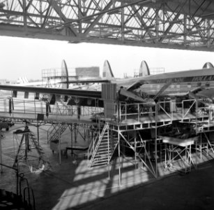 Vliegvelden, hangars, grote, interieur, vliegtuigen, Bestanddeelnr 254-2478