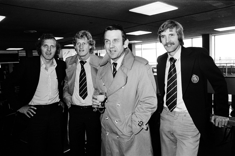 Vlnr Rene van de Kerkhof , Kees Kist , bondscoach Zwartkruis en Frans Thijss, Bestanddeelnr 930-5531