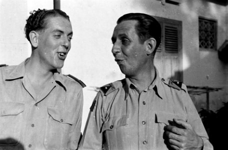 Vliegveld Kalibanteng te Semarang Twee vrolijke militairen, Bestanddeelnr 1516
