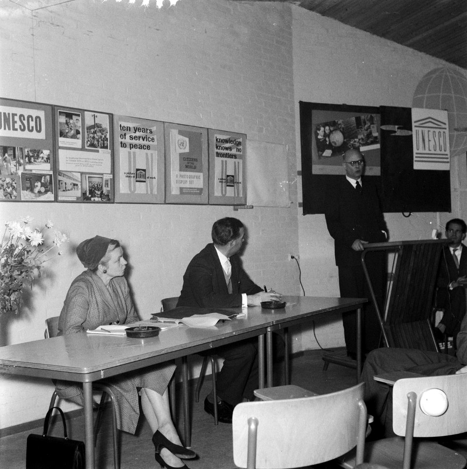 Vlnr Mrs C Calvert Marty , mrF H Tunnissen en prof Verdam, Bestanddeelnr 909-2448