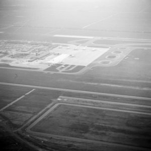 Vliegvelden, vliegtuigen, gebouwen, verkeerstorens, Bestanddeelnr 251-3131