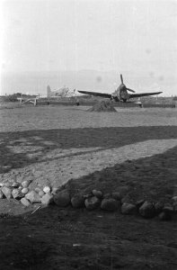 Vliegveld Kalibanteng te Semarang Grondverzet werkzaamheden Een Curtiss P40 ja, Bestanddeelnr 1521