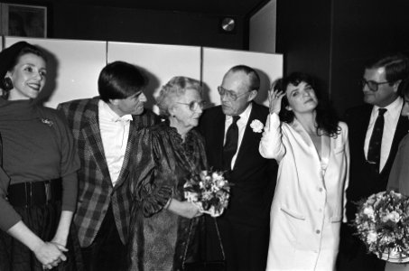 Vlnr Marieke van der Pol, Jeroen Krabbé, prinses Juliana, prins Bernhard, Linda , Bestanddeelnr 933-5296