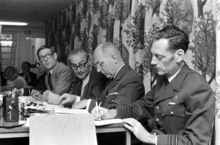 Vlnr minister Vredeling (tweede van links, met donkere bril), luitenant-generaal, Bestanddeelnr 927-9507