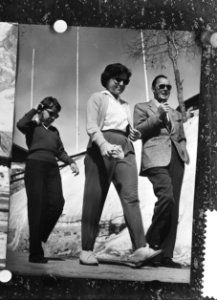 Vlnr Prinses Marijke , Prinses Margrie en Prins Bernhard wandelen door Cervi, Bestanddeelnr 910-2711