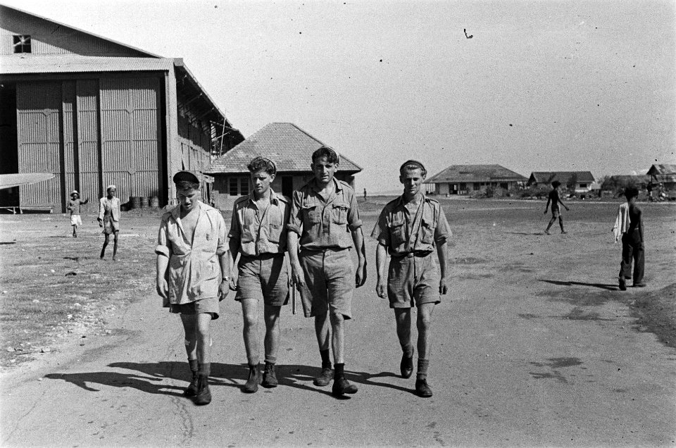 Vliegveld Vier militaren lopen over de basis, Bestanddeelnr 6039