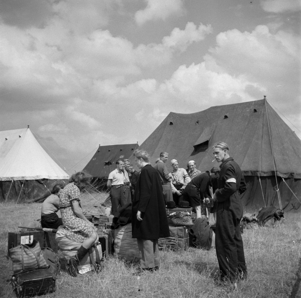 Vliegveld Eindhoven Repatrianten met bagage bij tenten, Bestanddeelnr 900-4469