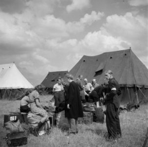 Vliegveld Eindhoven Repatrianten met bagage bij tenten, Bestanddeelnr 900-4469