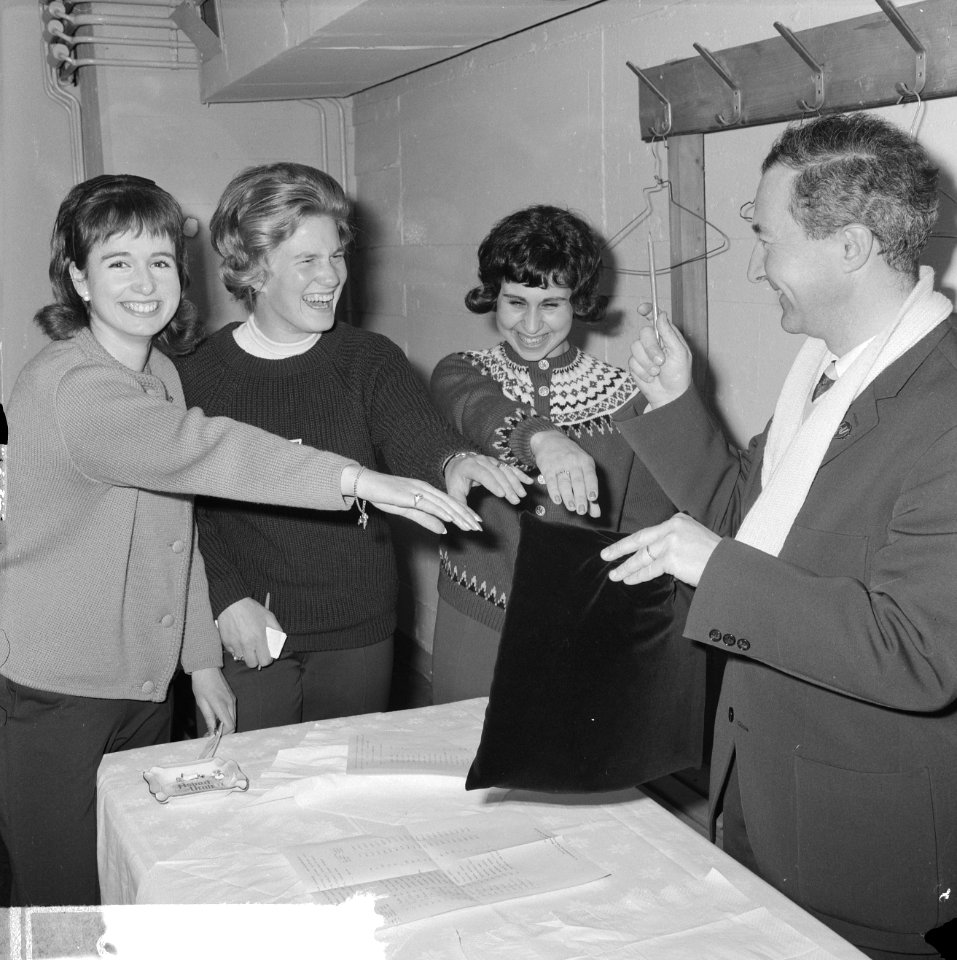 Vlnr Regine Heitzer, Sjoukje Dijkstra en Petra Burka tijdens loting voor de , Bestanddeelnr 916-1185