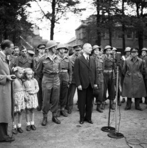 Vlnr radioverslaggever, twee kleine meisjes, majoor regiment Stoottroepen en ma, Bestanddeelnr 900-7808