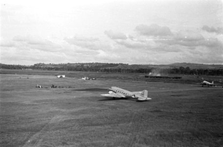 Vliegveld met Douglas C-47 Dakota in de verte rijdt een trein, Bestanddeelnr 1511