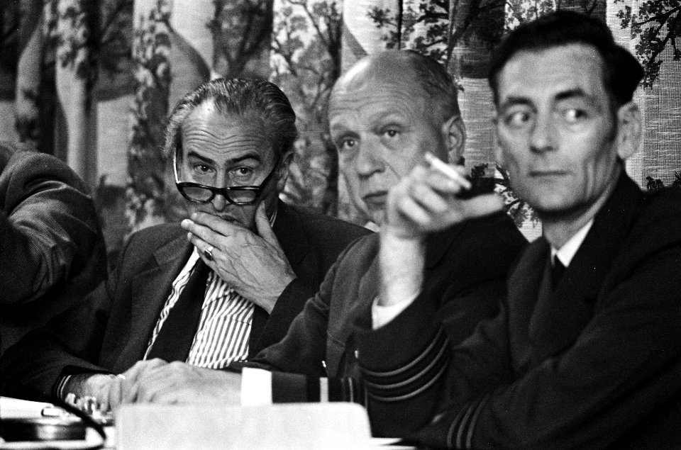Vlnr minister Vredeling, luitenant-generaal Stokla, luitenant-kolonel Hidma, Bestanddeelnr 927-9506