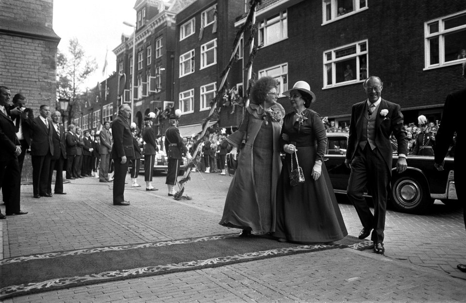 Vlnr koningin Juliana, mevrouw Guillermo en prins Bernhard, Bestanddeelnr 928-0210