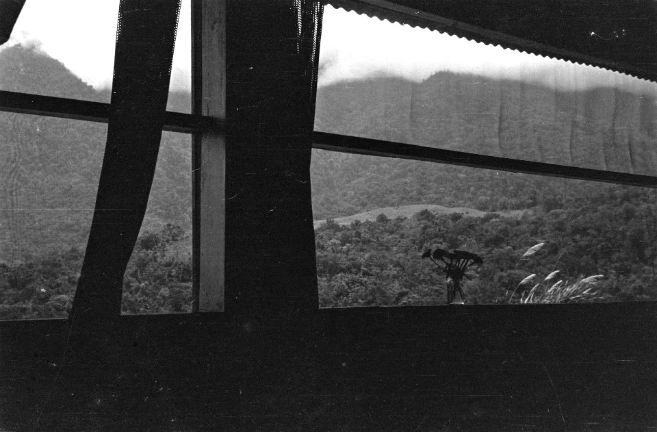 Vliegveld Laha (Ambon). Uitzicht vanuit een barak, Bestanddeelnr 1447