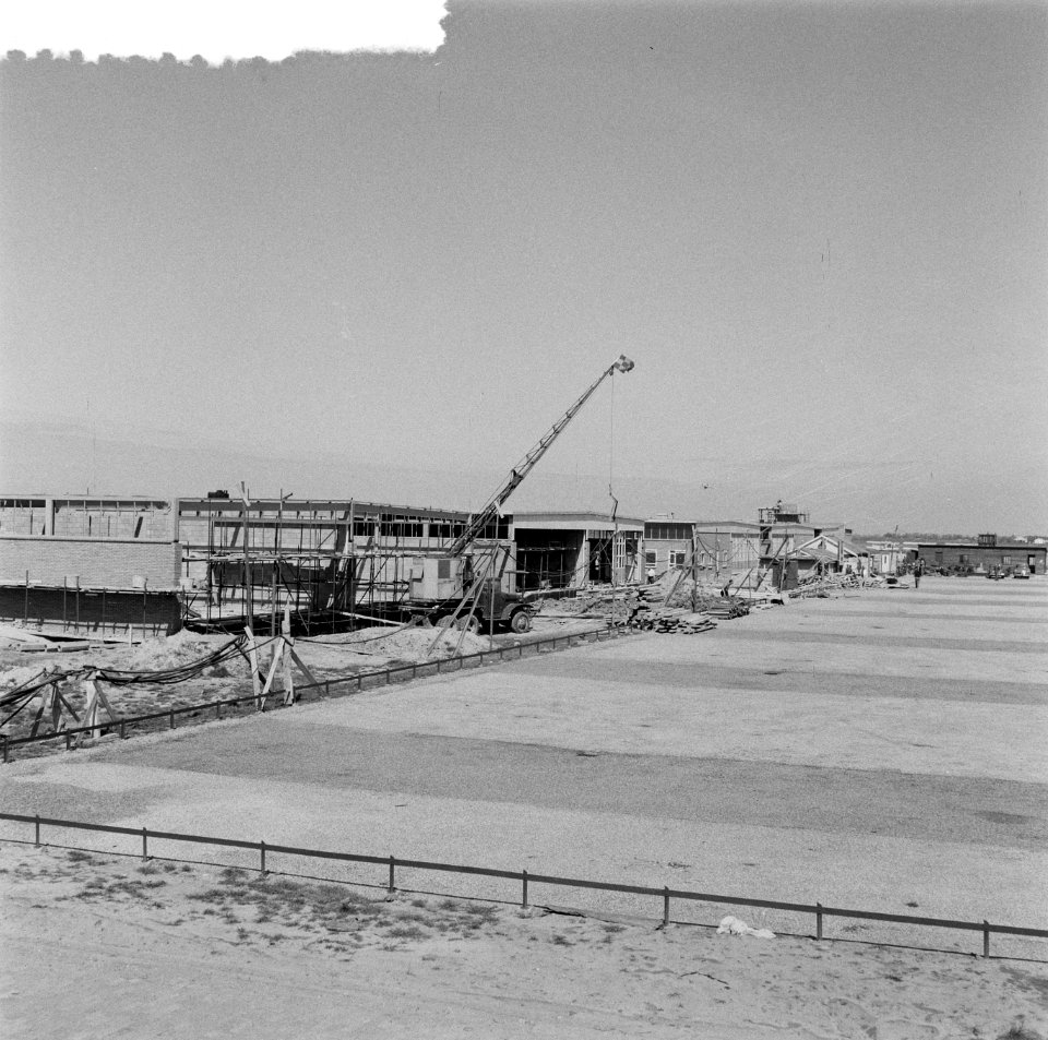 Vliegveld Zestienhoven. Bouw expeditieloodsen, tijdelijk hangar, Bestanddeelnr 908-5667