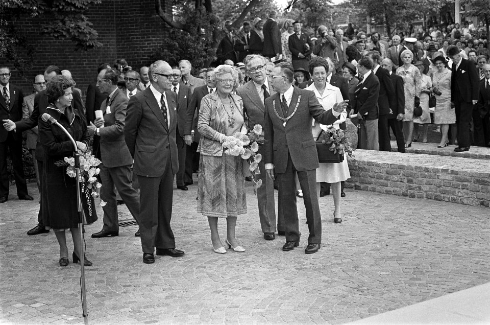 Vlnr mr. Vrolijk, commissaris der koningin in Zuid-Holland, koningin Juliana, pr, Bestanddeelnr 928-0314