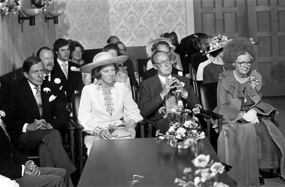 Vlnr prins Claus, prinses Beatrix, prins Bernhard en koningin Juliana bij de slu, Bestanddeelnr 928-0193