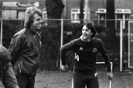 Vlnr Leo Beenhakker en Johan Cruijff tijdens de training voor de wedstrijd O, Bestanddeelnr 931-2748