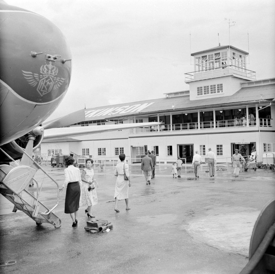 Vliegveld Port of Spain op Trinidad Op de voorgrand een Dakota van de KLM, Bestanddeelnr 252-2682