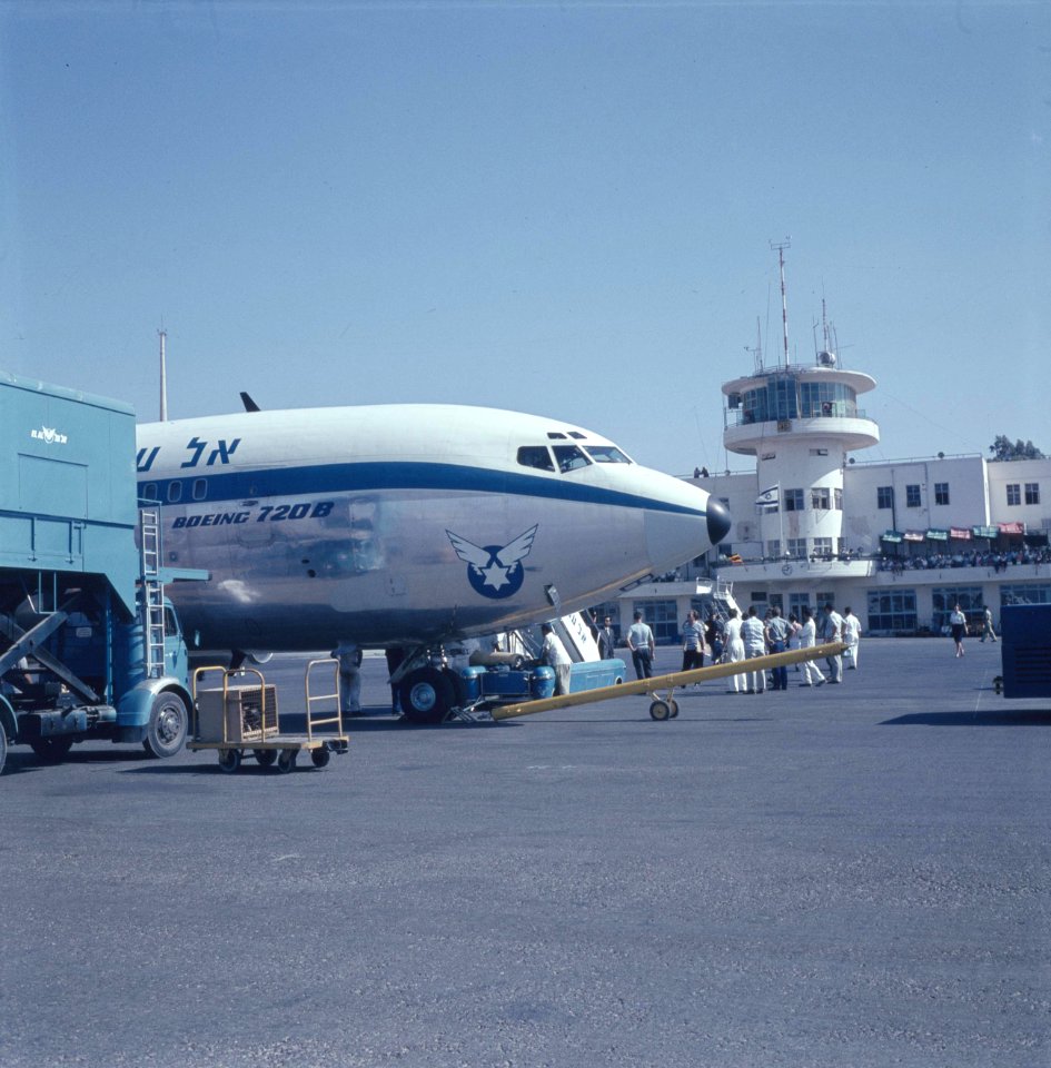 Vliegveld Lydda (Lod). Vliegtuig, een Boeing 720B, van de Israelische luchtvaart, Bestanddeelnr 255-9331