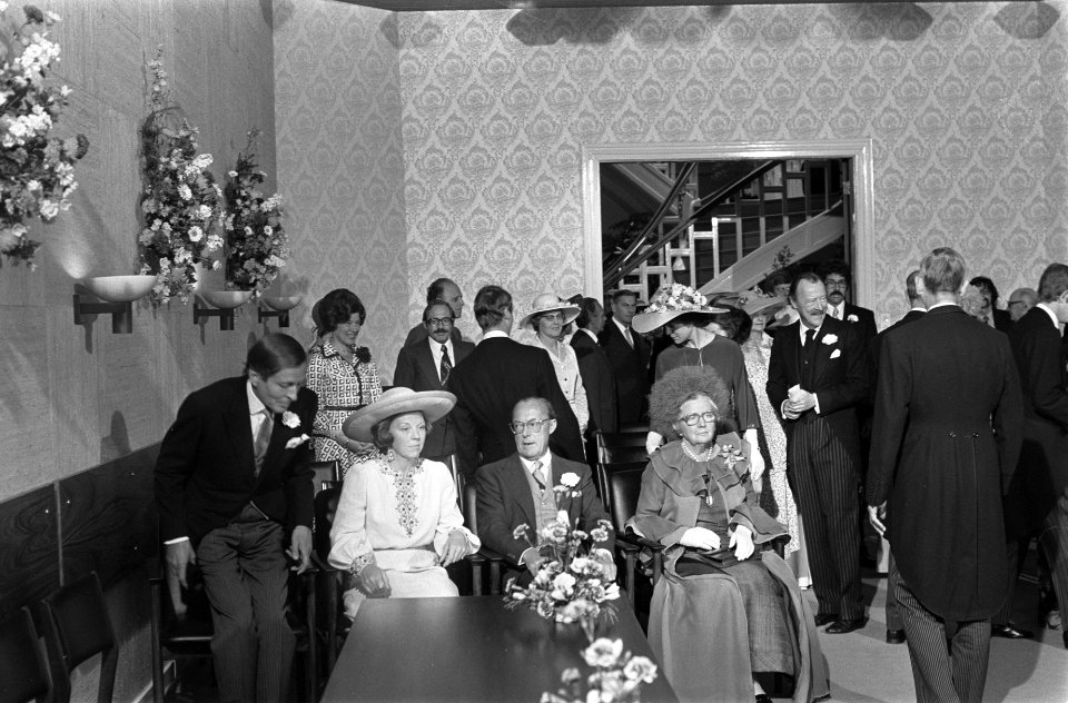 Vlnr prins Claus, prinses Beatrix, prins Bernhard en koningin Juliana bij de slu, Bestanddeelnr 928-0204