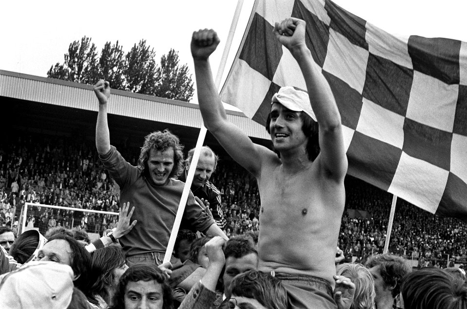 Vlnr René van de Kerkhof, trainer Rijvers en Van der Kuijlen op de schouders na , Bestanddeelnr 927-9203