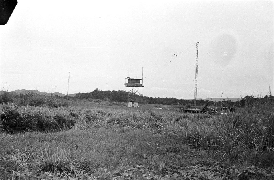 Vliegveld Sentani (Hollandia, Nieuw-Guinea) Verkeerstoren met opschrift ´Sentani, Bestanddeelnr 1453