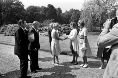 Vlnr reder Den Dulk, burgemeester Vermeulen van Katwijk, koningin Juliana, mevro, Bestanddeelnr 927-9841