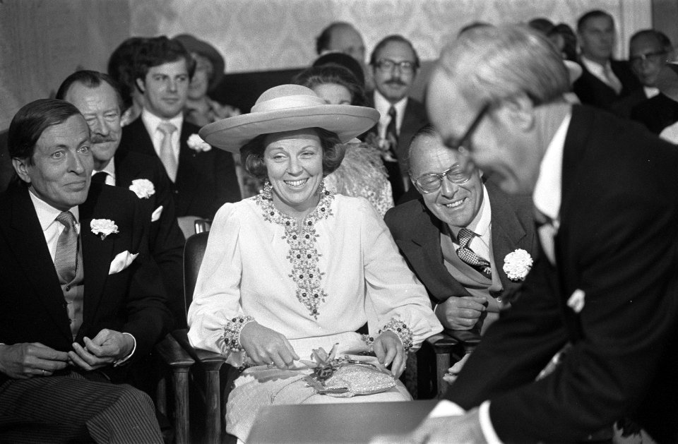 Vlnr prins Claus, prinses Beatrix en prins Bernhard bij de sluiting van het burg, Bestanddeelnr 928-0192