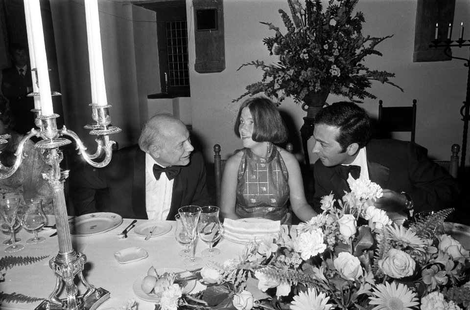 Vlnr minister-president Den Uyl in gesprek met prinses Christina en Jorge Guille, Bestanddeelnr 928-0050