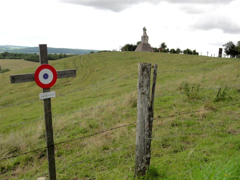 Vitrimont (M-et-M) croix de bois centenaire guerre 14-18 (08), au fond Leomont mémorial