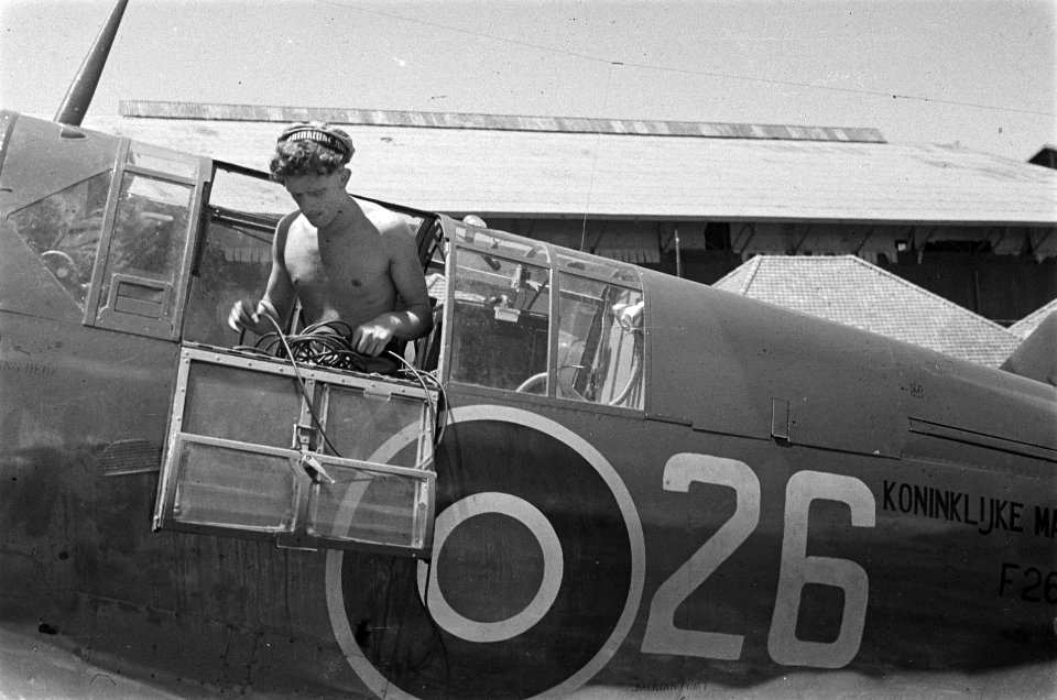 Vliegveld Vliegtuigmonteur bezig met de bekabeling in een cockpit van een Faire, Bestanddeelnr 6037