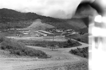 Vliegveld Laha (Ambon). Zicht op een groot complex met loodsen gelegen aan de vo, Bestanddeelnr 1439