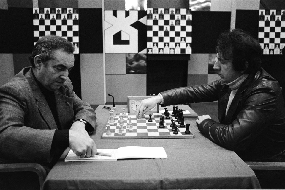 Vlnr Mark Tajmanov speelt tegen Jevgeni Svesjnikov op het Hoogovenstoernooi, Bestanddeelnr 931-2740