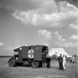Vliegveld Eindhoven Een gewonde of zieke op een brancard wordt in een ambulanc, Bestanddeelnr 900-4474