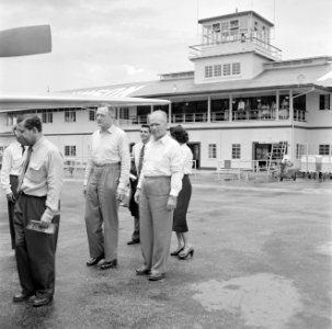 Vliegveld Piarco van Port of Spain op Trinidad. Links vooraan Albert Helman, Bestanddeelnr 252-2647