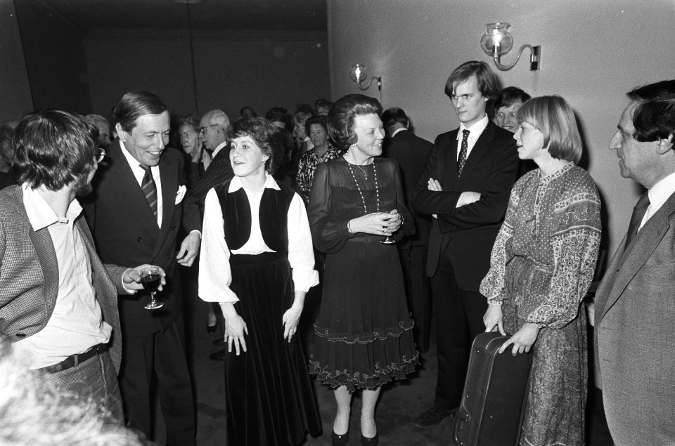 Vlnr prins Claus, Theodora Geraets, prinses Beatrix, onbekend, Irene den Herde, Bestanddeelnr 930-1852