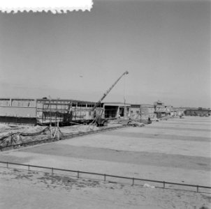 Vliegveld Zestienhoven. Bouw expeditieloodsen, tijdelijk hangar, Bestanddeelnr 908-5666