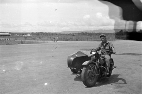 Vliegveld Laha (Ambon). Soldaat op motorfiets met zijspan, Bestanddeelnr 1435