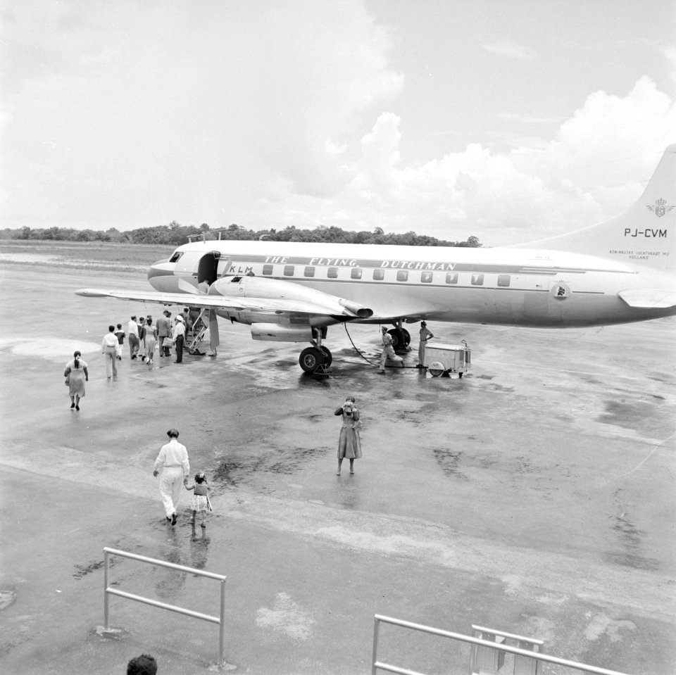 Vliegveld Piarco van Port of Spain op Trinidad Op het platform een Convair 340 , Bestanddeelnr 252-2644